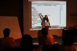 Angela explicando programación a algunos colaboradores - thumbnail